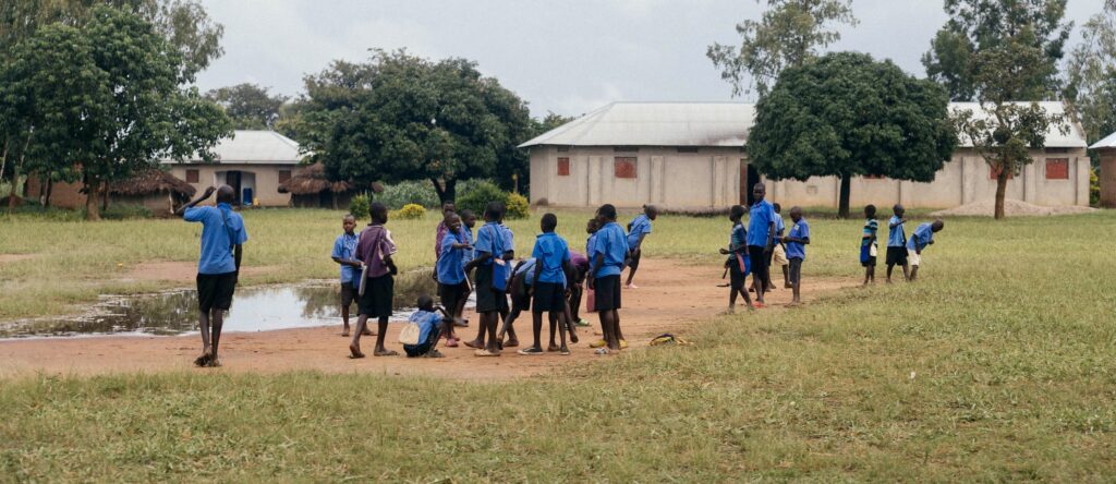 Schüler vor der Obangangeo Grundschule